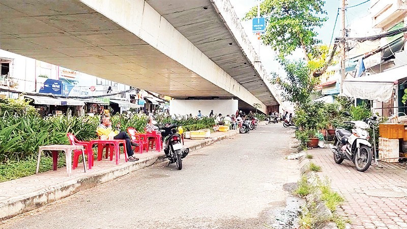 Gầm cầu Chánh Hưng (nối Quận 5 và Quận 8 trước đây) trở thành “tổ hợp” ăn uống, quán giải khát, kể cả nơi bỏ đồ cũ.