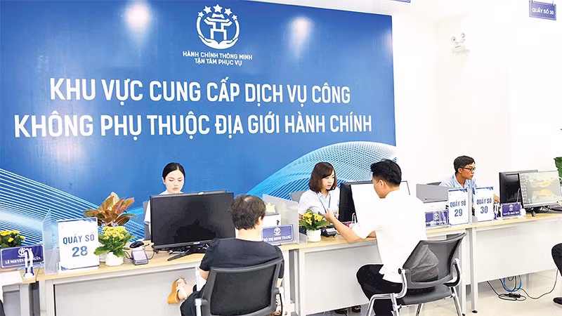 Thành phố Hà Nội đang tích cực chuyển đổi số mạnh mẽ trong thực hiện các thủ tục hành chính.