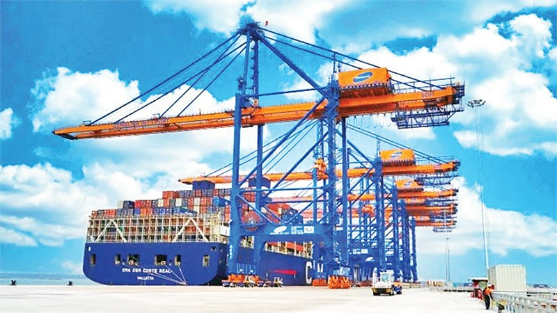 Xuất nhập khẩu hàng hóa tăng trưởng góp phần tăng thu ngân sách nhà nước. Trong ảnh: Vận chuyển hàng hóa tại Cảng Cái Mép-Thị Vải, Thành phố Hồ Chí Minh. (Ảnh THẾ ANH)