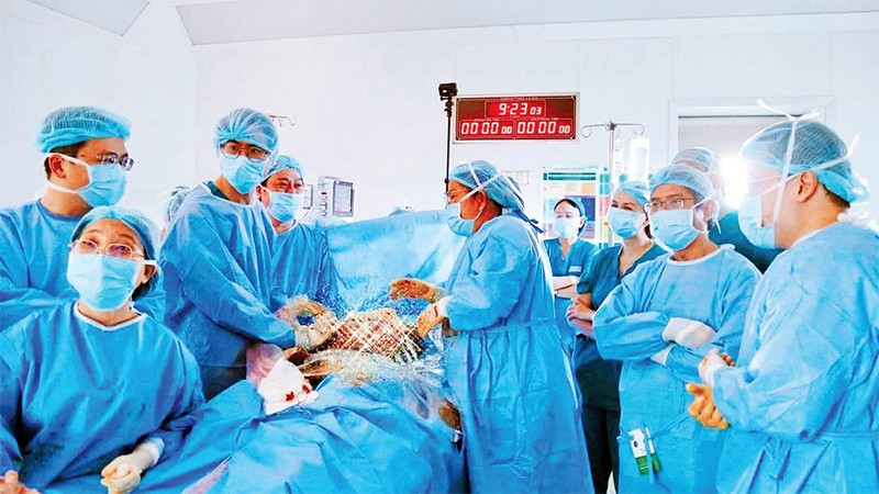 Ê-kíp bác sĩ Bệnh viện Từ Dũ và Nhi đồng 1 phối hợp thực hiện thành công ca can thiệp tim bào thai thứ 14. (Ảnh do Bệnh viện cung cấp)