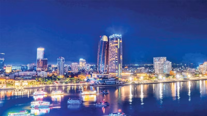 Tàu du lịch đưa khách tham quan Đà Nẵng về đêm.