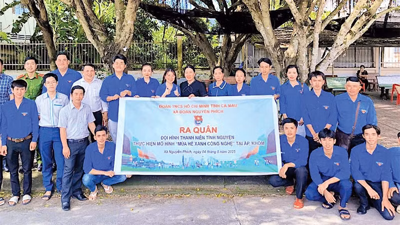 Đội hình Thanh niên tình nguyện Xã đoàn Nguyễn Phích ra quân thực hiện mô hình “Mùa hè xanh công nghệ” vào đầu tháng 8/2025.