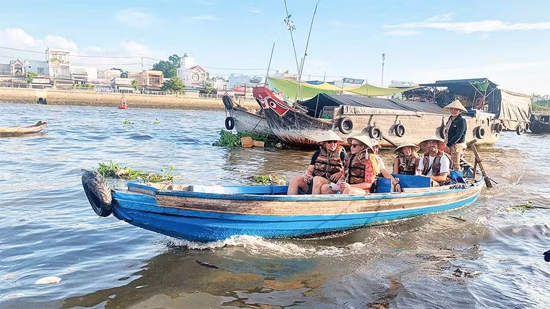 Du khách nước ngoài tham quan Chợ nổi Cái Răng, thành phố Cần Thơ.