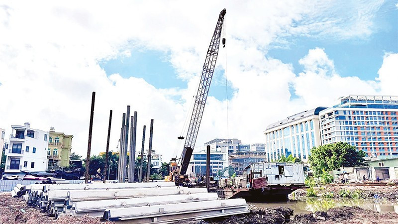 Dự án cải tạo và chỉnh trang rạch Xuyên Tâm đang được tăng tốc thi công ở những đoạn tuyến mà chủ đầu tư đã có mặt bằng sạch.