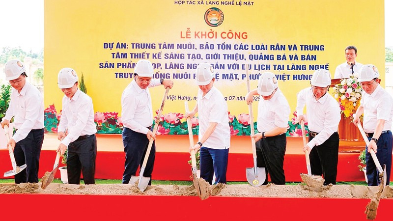 Lễ khởi công xây dựng hai trung tâm phát triển làng nghề rắn truyền thống.