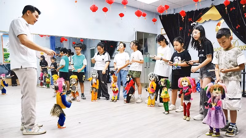 Lớp học múa rối dây miễn phí dành cho các em nhỏ của nghệ sĩ Trần Được.