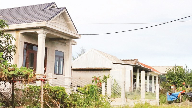 Những ngôi nhà bê-tông kiên cố đã thay dần túp lều tranh của 30 năm trước, nhưng người dân khu Bàu Hạ vẫn chưa được cấp giấy chứng nhận quyền sử dụng đất.