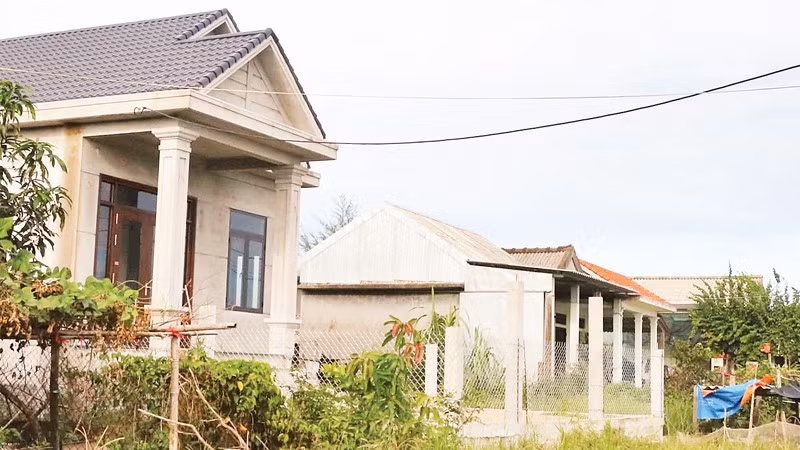 Những ngôi nhà bê-tông kiên cố đã thay dần túp lều tranh của 30 năm trước, nhưng người dân khu Bàu Hạ vẫn chưa được cấp giấy chứng nhận quyền sử dụng đất.