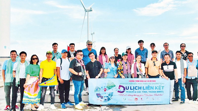 Các dự án điện gió ngoài khơi ở vùng biển Vĩnh Hậu không chỉ đem lại nguồn năng lượng sạch, còn là điểm du lịch sôi động, hấp dẫn du khách.