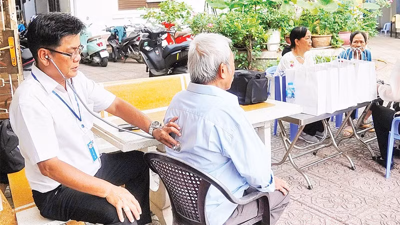 Đội chăm sóc sức khỏe liên tục phường Xuân Hòa thăm khám người cao tuổi ngay tại nhà dân.