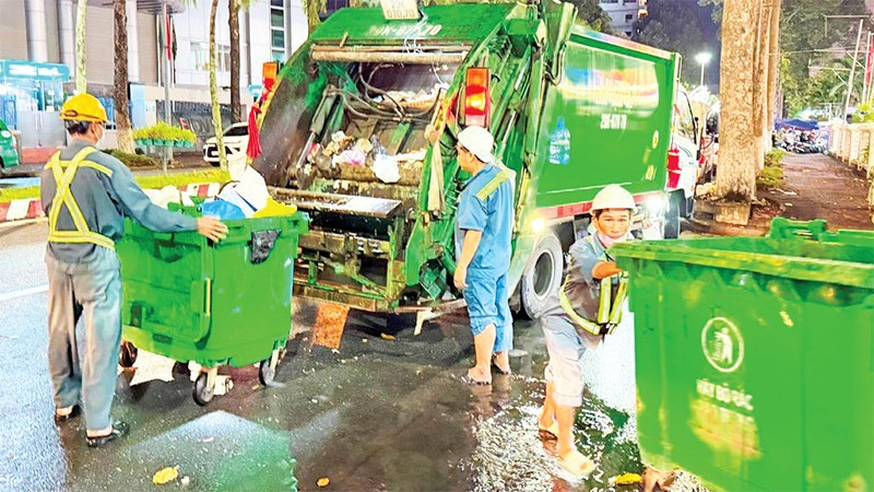 Đội thu gom, vận chuyển rác làm việc ngay cả những lúc trời mưa gió.