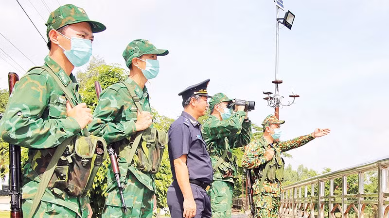 Lực lượng Bộ đội Biên phòng tỉnh Đồng Tháp tăng cường tuần tra phòng chống buôn lậu, gian lận thương mại.