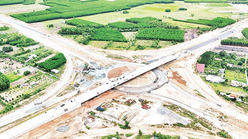 Các đơn vị đang gấp rút thi công hoàn thành nút giao đường vành đai 3-Thành phố Hồ Chí Minh và đường 25C.