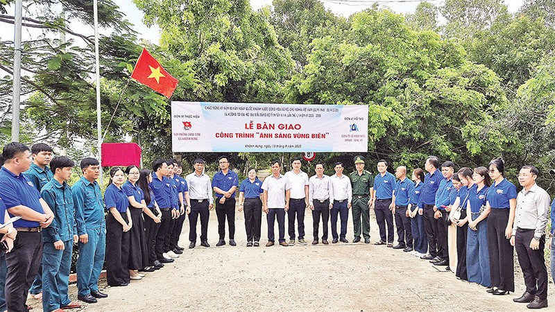 Công trình ánh sáng vùng biên do Đoàn Thanh niên Văn phòng Ủy ban nhân dân tỉnh Tây Ninh vận động Biwase- Long An hỗ trợ 20 trụ đèn năng lượng mặt trời đã thắp sáng tuyến đường tuần tra biên giới (ấp Gò Xoài, xã Khánh Hưng dài 1 km).
