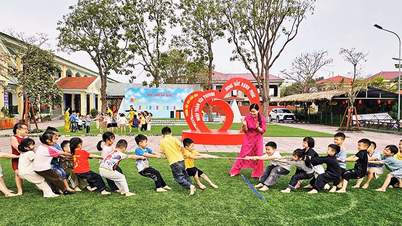 Học sinh Trường mầm non Chấn Hưng trong buổi học ngoài trời.