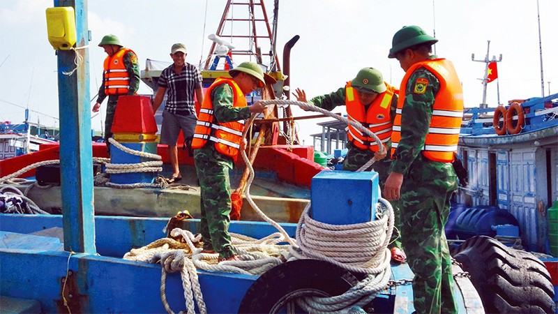 Bộ đội Biên phòng tỉnh Ninh Bình tuyên truyền cho ngư dân thực hiện các quy định chống khai thác IUU khi ra khơi.