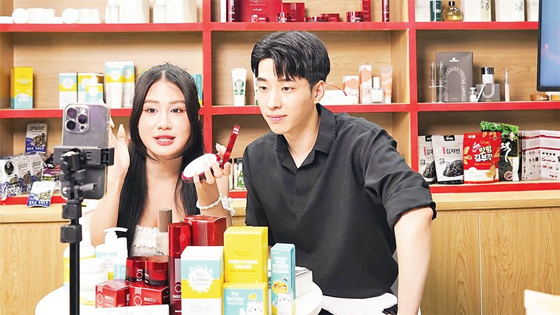 Hoạt động livestream bán hàng trên các sàn thương mại điện tử diễn ra sôi động trên địa bàn Thành phố Hồ Chí Minh. (Ảnh THẾ ANH)