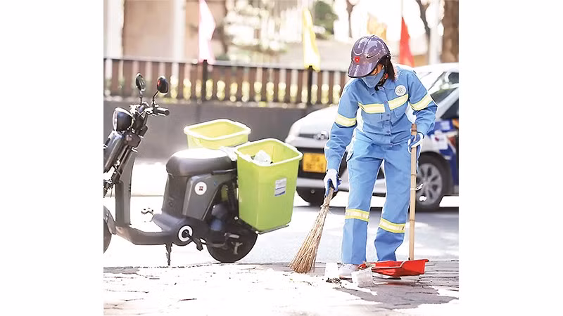 Công ty Môi trường đô thị Hà Nội hai chi nhánh Ba Đình và Hoàn Kiếm triển khai xe đạp điện gom rác phù hợp đặc thù địa bàn các tuyến phố du lịch, văn hóa và khu vực hồ Hoàn Kiếm. (Ảnh VÂN NHI)