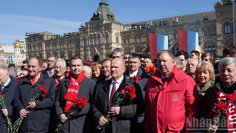 Hàng trăm người Nga và đại diện Việt Nam viếng Lăng Lenin tại Moskva