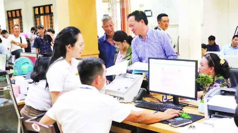 Ứng dụng công nghệ thông tin giải quyết thủ tục hành chính tại Trung tâm Phục vụ hành chính công phường Buôn Ma Thuột.