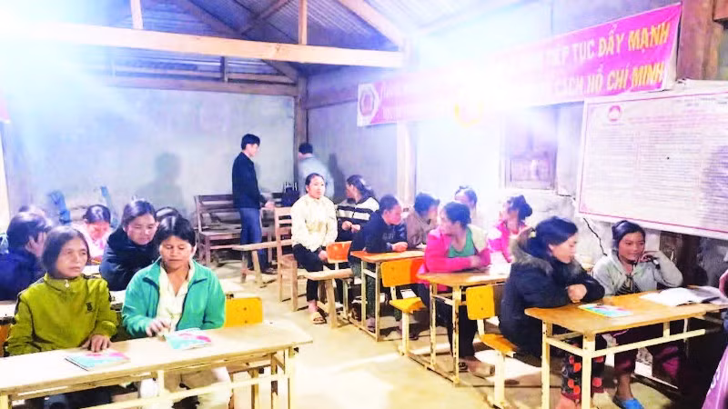 Đồng bào dân tộc thiểu số tỉnh Quảng Ngãi tham gia lớp xóa mù chữ.