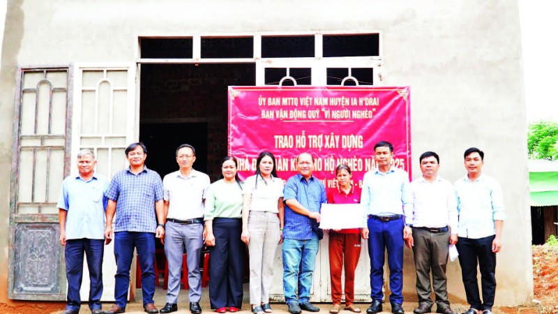Đại diện lãnh đạo địa phương trao nhà, tặng các hộ gia đình nghèo, gặp khó khăn trong cuộc sống.