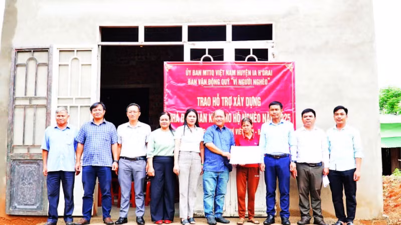 Đại diện lãnh đạo địa phương trao nhà, tặng các hộ gia đình nghèo, gặp khó khăn trong cuộc sống.