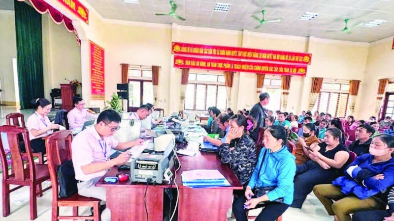 Ngân hàng Chính sách xã hội Quỳ Châu giao dịch giải ngân nguồn vốn.