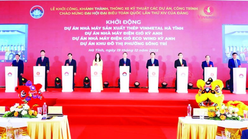 Đại diện lãnh đạo tỉnh Hà Tĩnh và Tập đoàn Vingroup thực hiện nghi thức khởi động các dự án tại Khu kinh tế Vũng Áng.