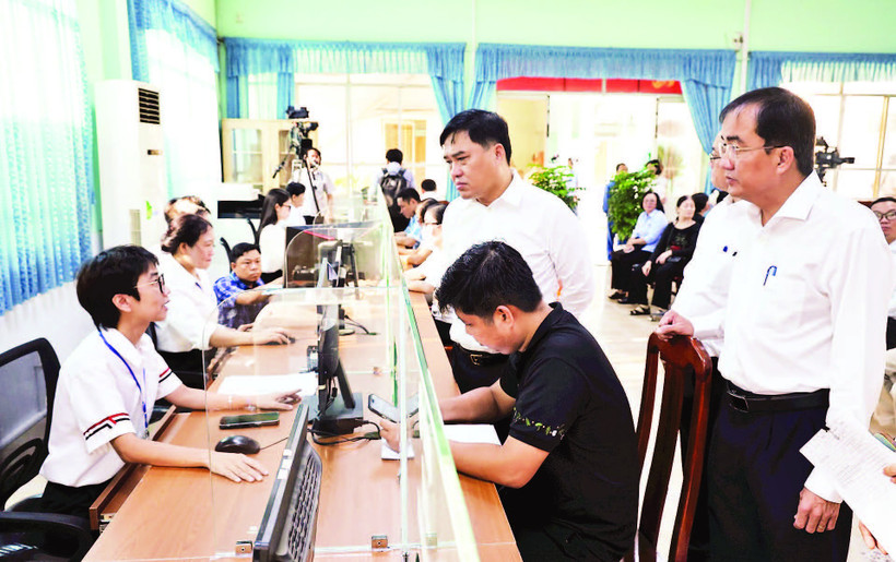 Lãnh đạo phường Trấn Biên (tỉnh Đồng Nai) kiểm tra hoạt động Trung tâm Phục vụ hành chính công phường.