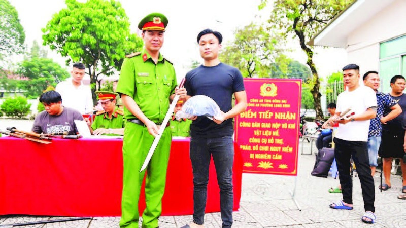 Công an tỉnh Đồng Nai triển khai mô hình “Đổi vũ khí, vật liệu nổ, công cụ hỗ trợ và pháo lấy phiếu khám, chữa bệnh, tặng nón bảo hiểm” tại Công an phường Long Bình.