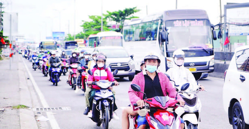 Xe máy lưu thông trên Quốc lộ 1, đoạn qua cầu Bình Điền. (Ảnh THẾ ANH)