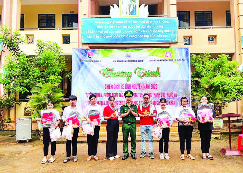 Đoàn Thanh niên Đồn Biên phòng Đắk Ơ phối hợp các đơn vị trao quà tặng các em học sinh trên địa bàn xã Đắk Ơ, tỉnh Đồng Nai.