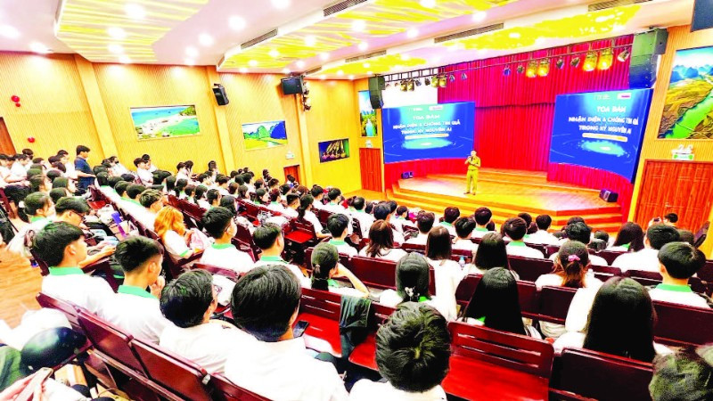 Đại diện Phòng Cảnh sát hình sự, Công an Thành phố Hồ Chí Minh chia sẻ về các kỹ năng phòng chống tin giả, lừa đảo trực tuyến.