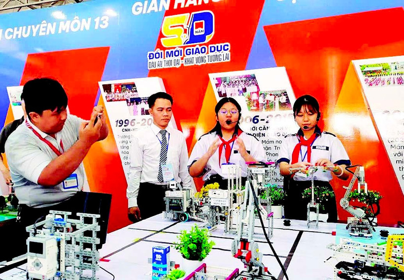 Học sinh Thành phố Hồ Chí Minh trải nghiệm các sản phẩm công nghệ tiên tiến ứng dụng trong giáo dục.