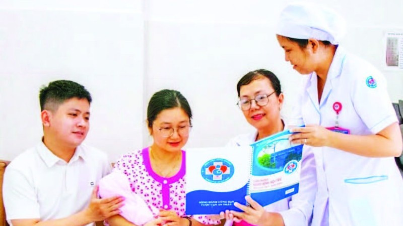 Bác sĩ phổ biến thông tin an toàn người bệnh cho sản phụ tại Bệnh viện Hùng Vương.