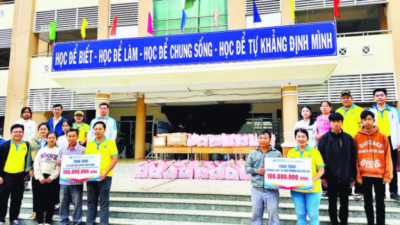 Đoàn đại diện Trường đại học Tài chính-Marketing đến thăm và chia sẻ thiệt hại với các trường phổ thông tại miền trung, Tây Nguyên. (Ảnh KIM PHỤNG)