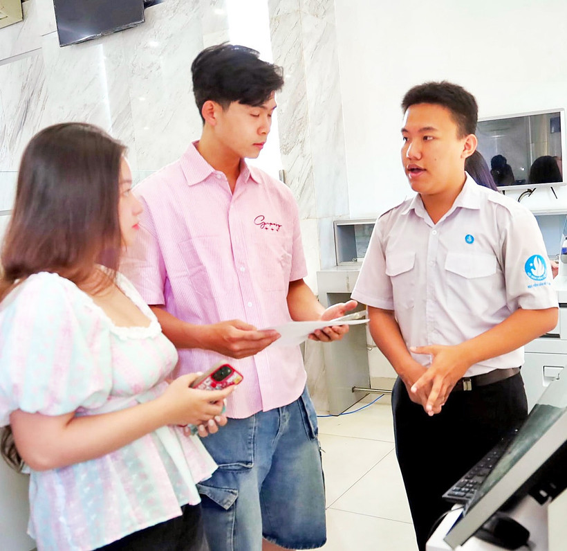 Người dân thực hiện thủ tục hành chính tại Trung tâm hành chính công tại Ủy ban nhân dân phường Sài Gòn.