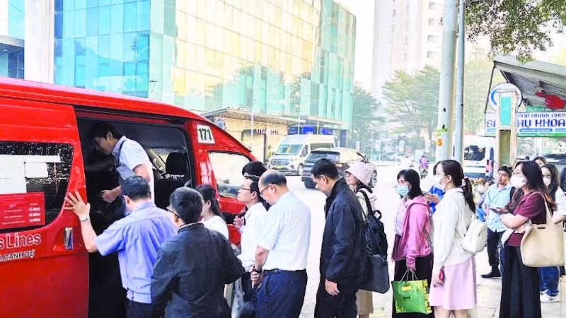 Tuyến buýt 171 (Thành phố Hồ Chí Minh-Bình Dương cũ) phục vụ rộng rãi người dân từ đầu tháng 11 thu hút đông hành khách.