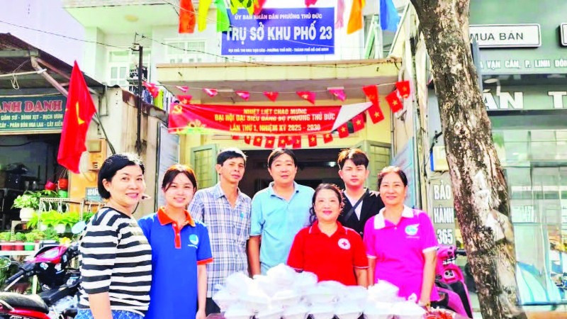 Khu phố 23 và tình nguyện viên chuẩn bị những suất ăn miễn phí, chăm lo người dân trên địa bàn.