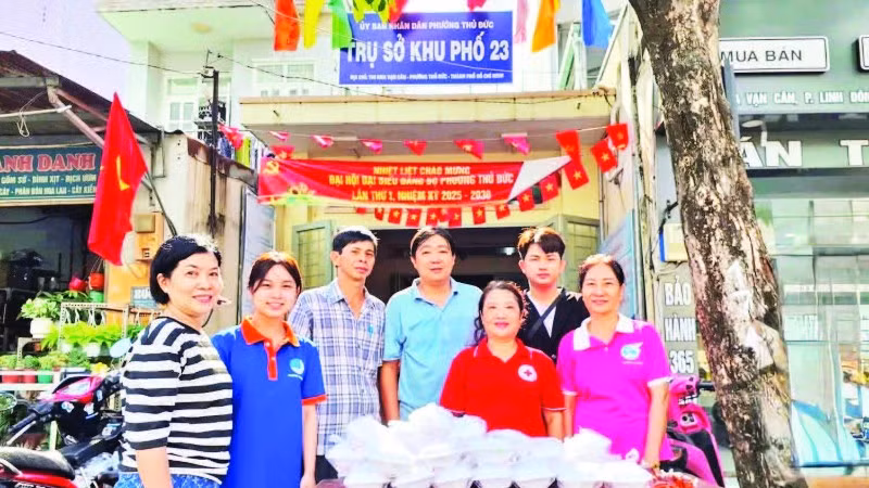 Khu phố 23 và tình nguyện viên chuẩn bị những suất ăn miễn phí, chăm lo người dân trên địa bàn.