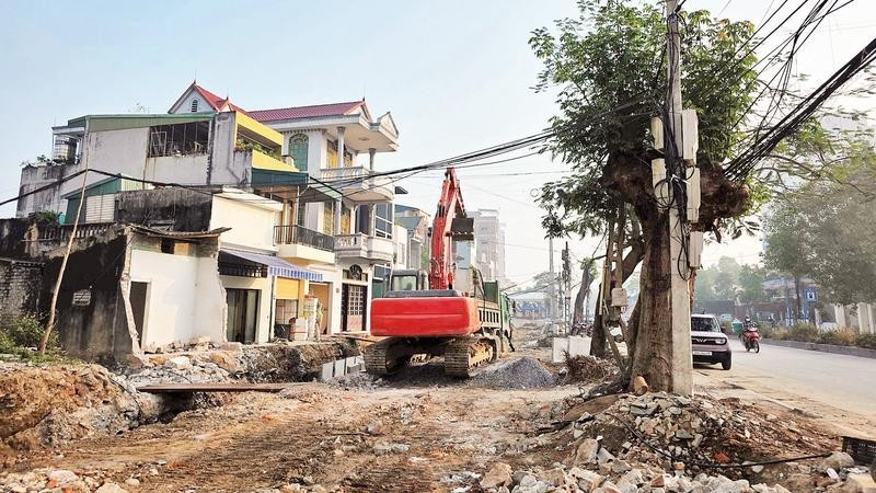 Tháo dỡ mặt bằng cho dự án Mở rộng Đại lộ Lê Lợi đoạn qua phường Đông Quang.