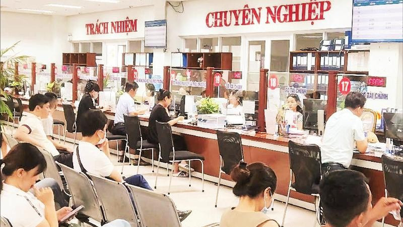 Đông đảo người dân và doanh nghiệp đến làm thủ tục hành chính tại Trung tâm hành chính công thuộc Ủy ban nhân dân thành phố Đà Nẵng.