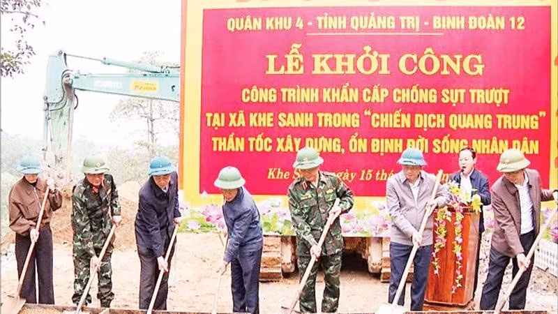 Các đồng chí lãnh đạo tỉnh Quảng Trị và Quân khu 4 thực hiện nghi thức khởi công công trình khẩn cấp chống sạt lở ở xã Khe Sanh.