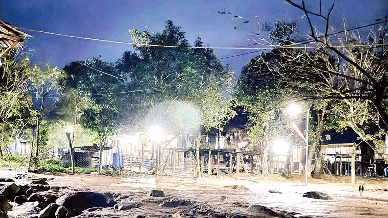 Sau nhiều năm mong chờ, giữa tháng 12/2025, bản Dốc Mây, xã Trường Sơn bừng sáng ánh điện.