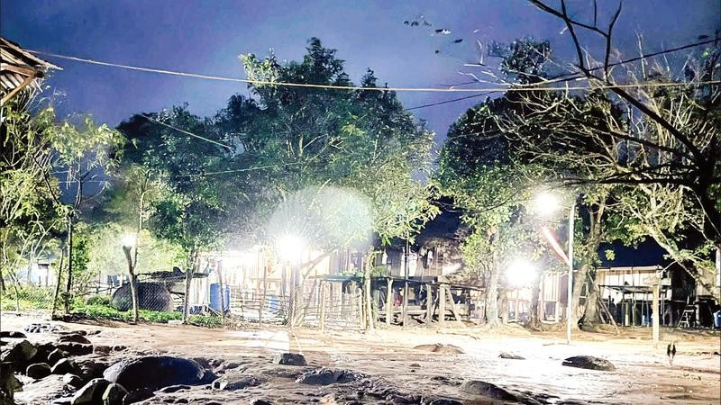 Sau nhiều năm mong chờ, giữa tháng 12/2025, bản Dốc Mây, xã Trường Sơn bừng sáng ánh điện.