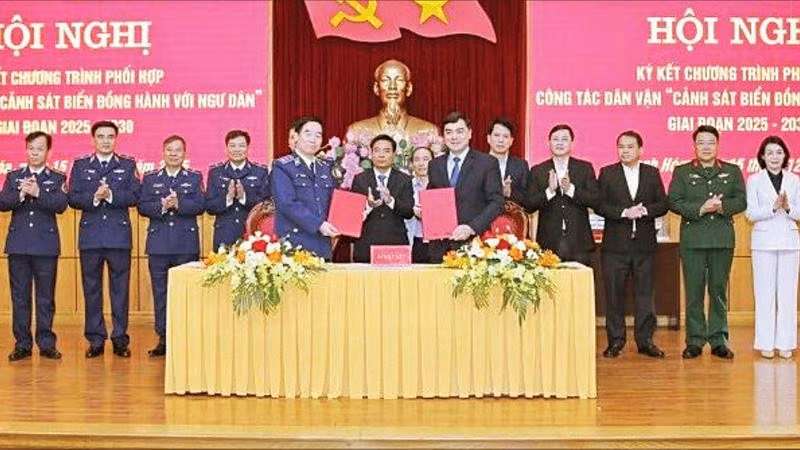 Ký kết chương trình “Cảnh sát biển đồng hành với ngư dân” giai đoạn 2025- 2030. (Ảnh BÙI THÁI BÌNH)