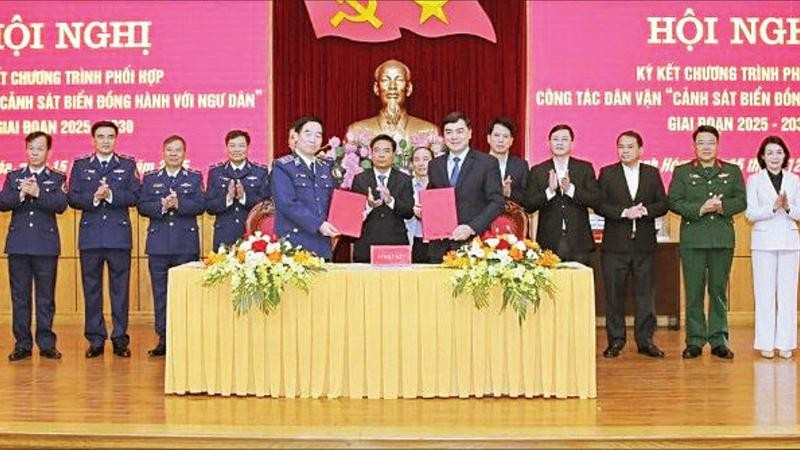 Ký kết chương trình “Cảnh sát biển đồng hành với ngư dân” giai đoạn 2025- 2030. (Ảnh BÙI THÁI BÌNH)