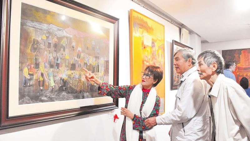 Họa sĩ Trần Thị Cúc chia sẻ với công chúng về tác phẩm Chợ phiên cao nguyên Đồng Văn.