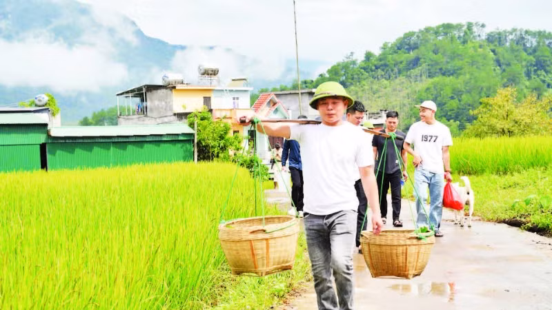 Phù rể gánh sính lễ đến nhà mẹ nhận nuôi. 